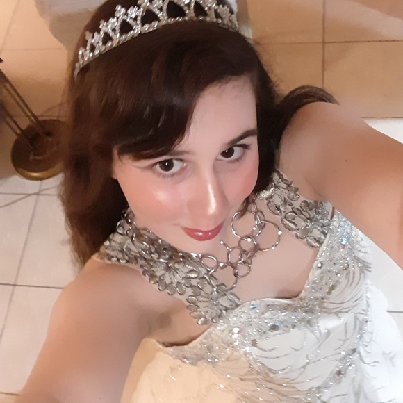 Before she was a pageant finalist, she was a storyteller. Give inspiration 🎁 - Picture 7 of 17